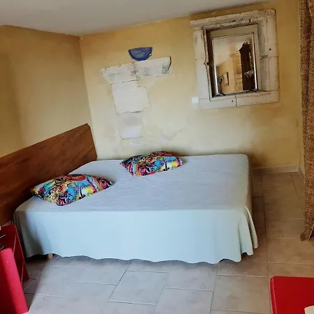 Small Village House, Bright And Quiet Ferienhaus Issirac
